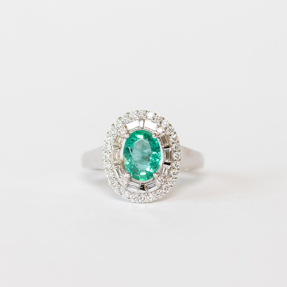 Anello In Oro Bianco 18 Kt Con Smeraldo Centrale E Doppio Giro Di Diamanti Illussion