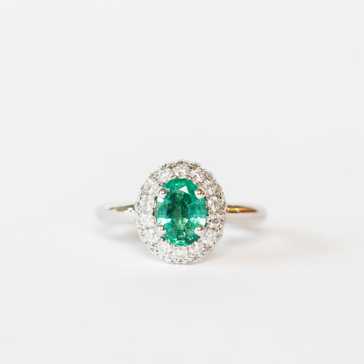 Anello In Oro Bianco 18 Kt Con Smeraldo Ovale e Doppio Giro Di Diamanti