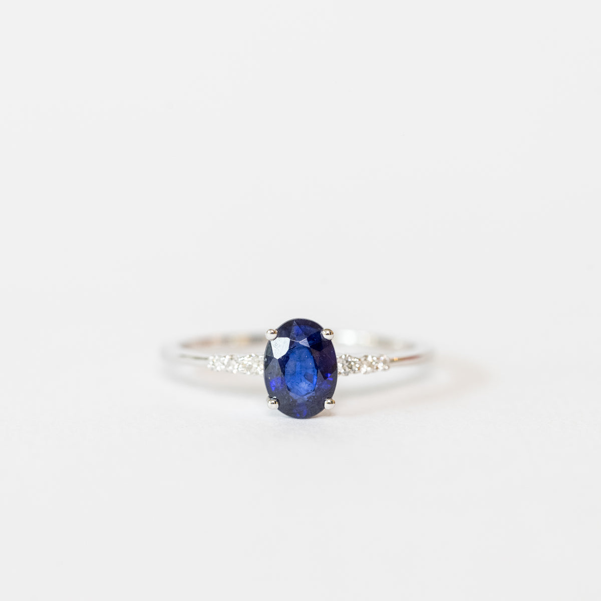 Anello Solitario in Oro Bianco 18 KT con Zaffiro Forma Ovale e Diamanti