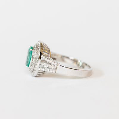 Anello in Oro Bianco 18 KT con Smeraldo Forma ovale e doppio giro di Diamanti