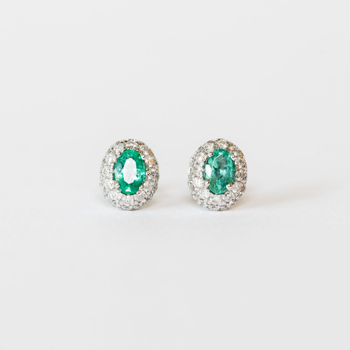 Orecchini in oro bianco 18 kt con smeraldi e doppio giro di diamanti