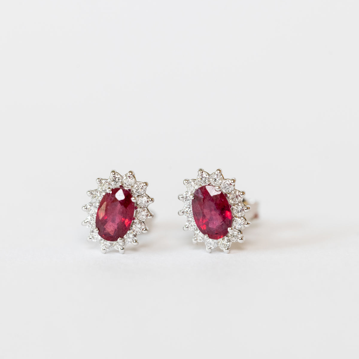 Orecchini In oro bianco 18 kt con rubini e giro di diamanti