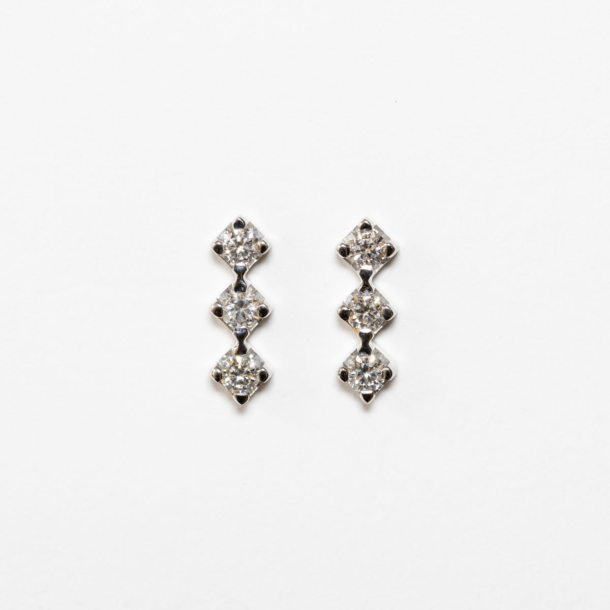 18kt white gold earrings with diamond trilogy
