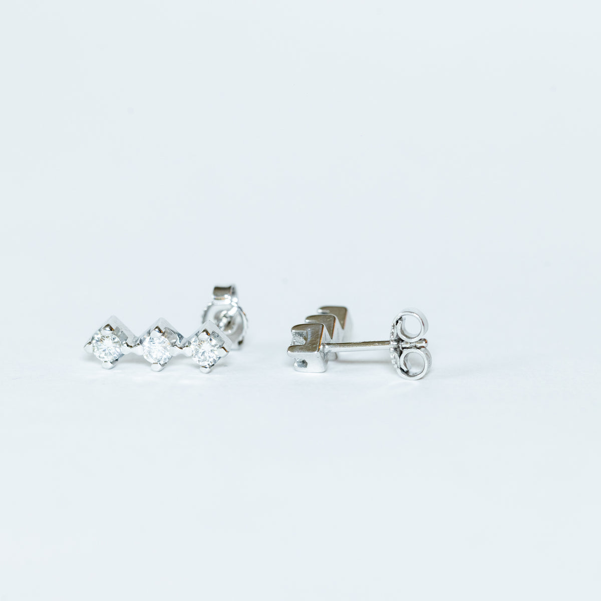 18kt white gold earrings with diamond trilogy