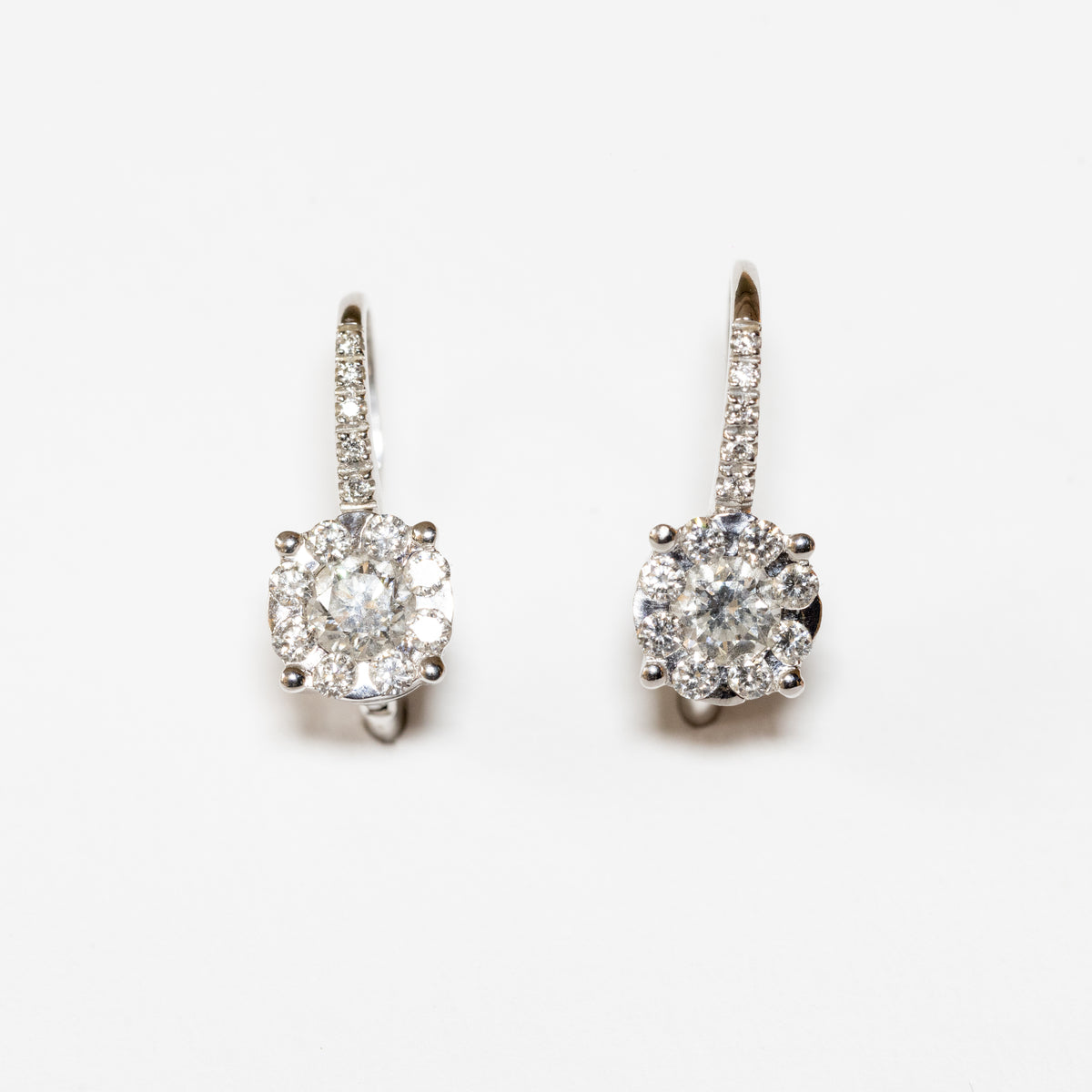 18kt white gold earrings with central diamond and diamond outline