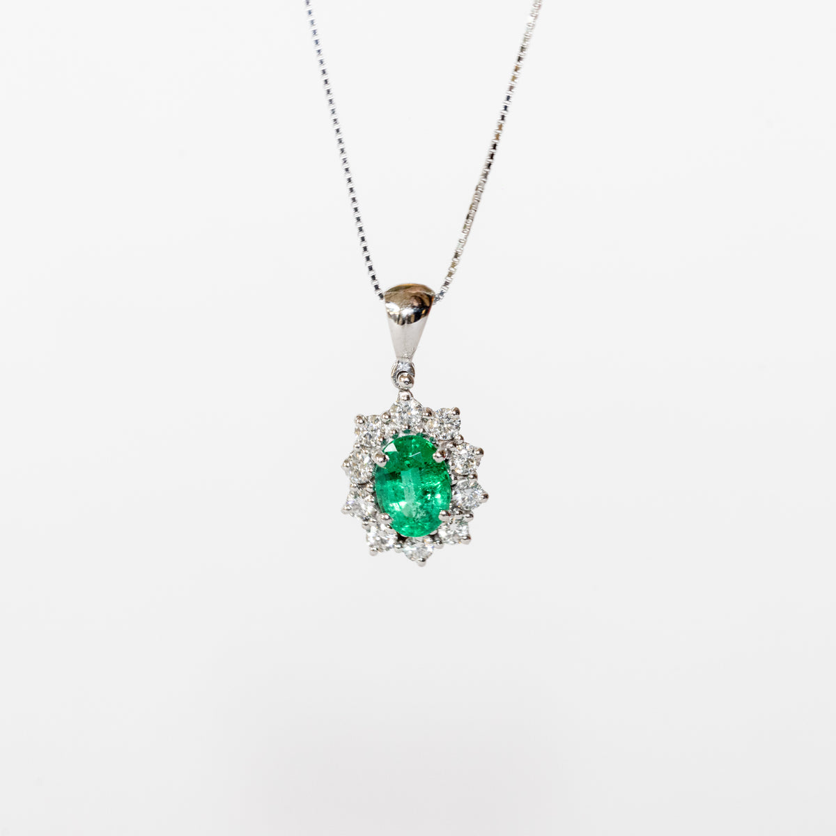 Collana in oro bianco 18 kt con smeraldo centrale e contorno di diamanti