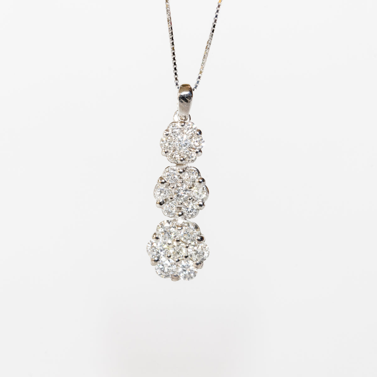 18kt white gold necklace with tris of diamond flower pavé