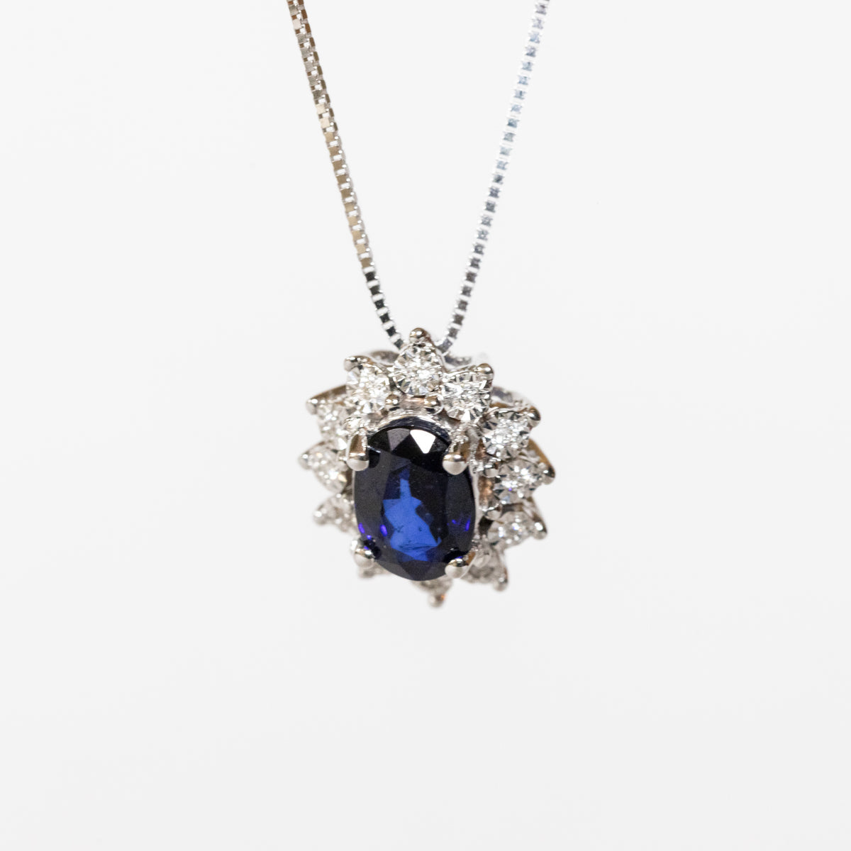 Collana in oro bianco 18 kt con zaffiro centrale e contorno di diamanti