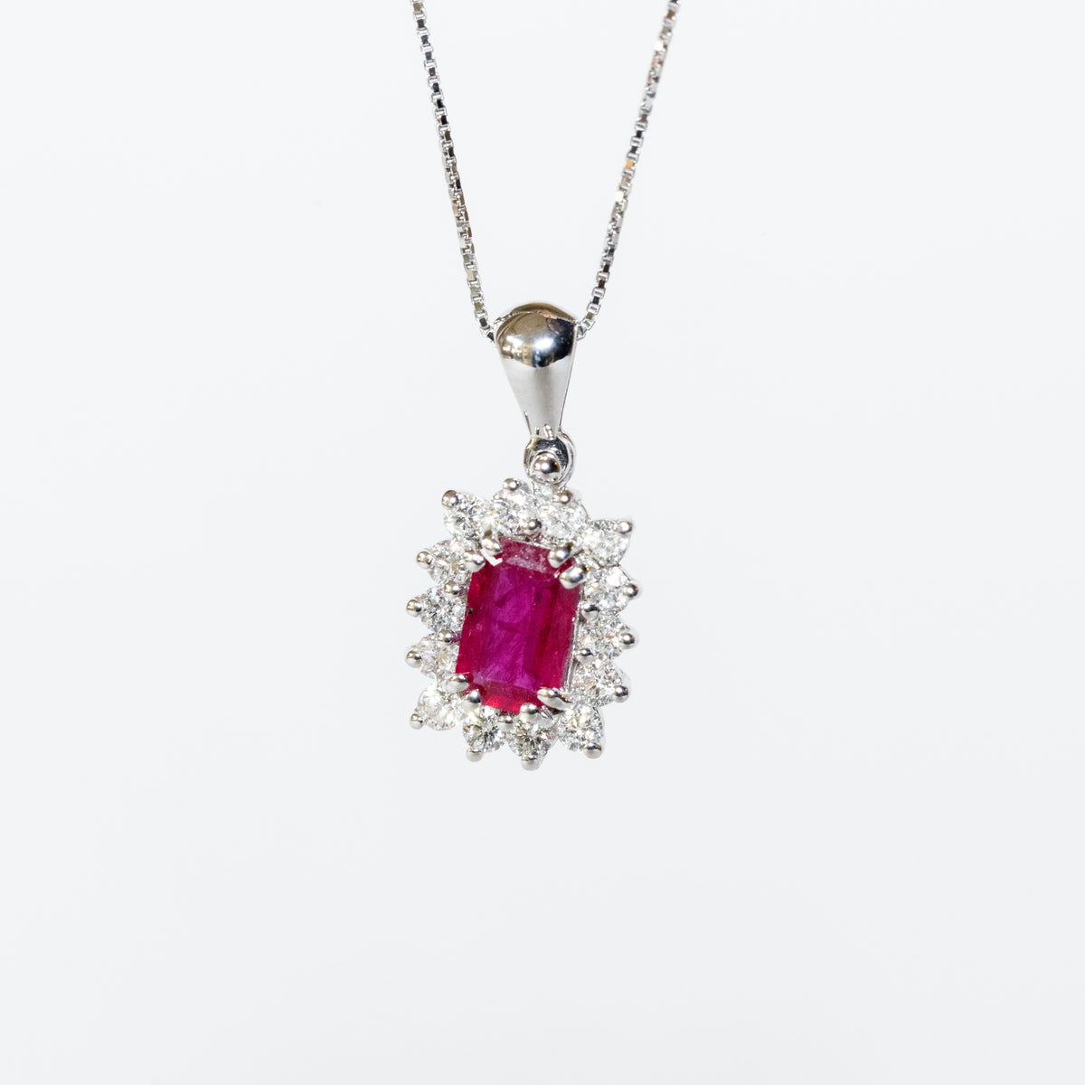 Collana in Oro bianco 18KT con Rubino Ovale e Diamanti