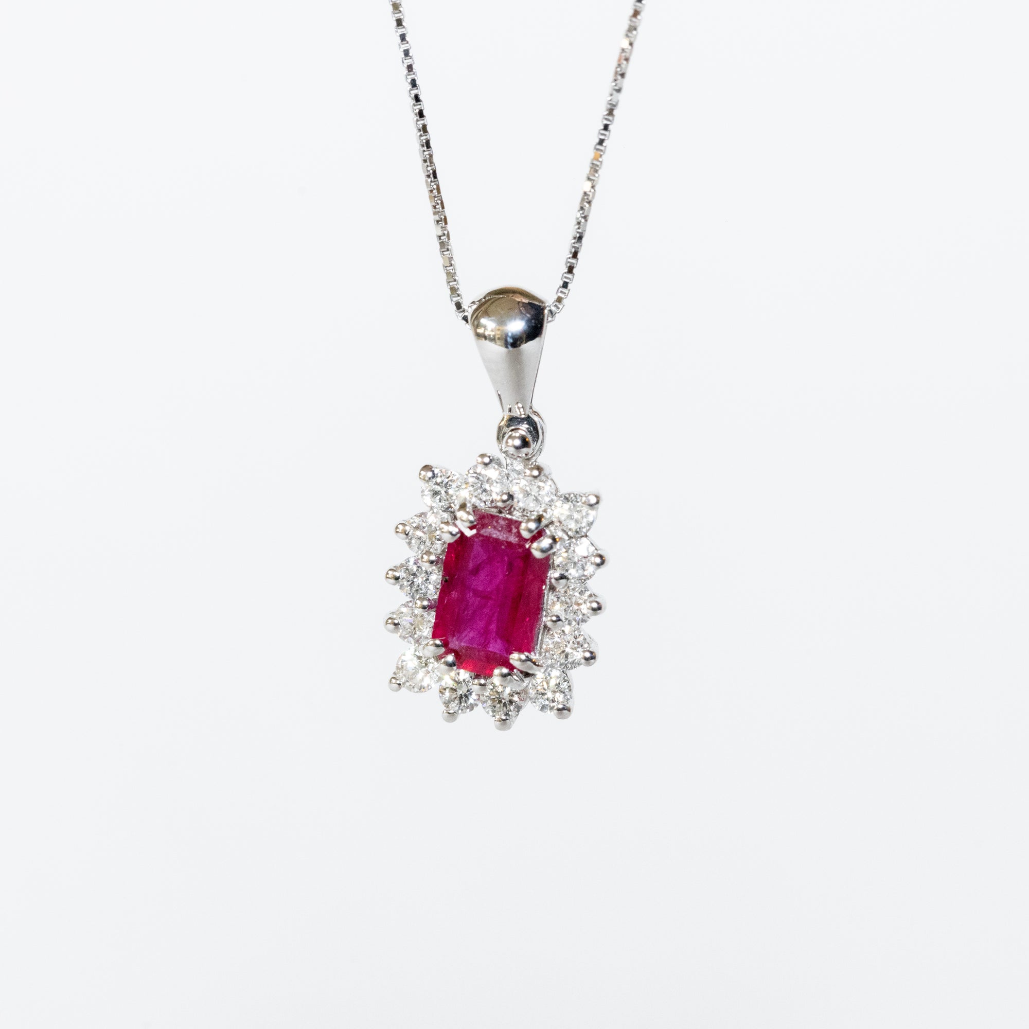 Collana in Oro bianco 18KT con Rubino Ovale e Diamanti