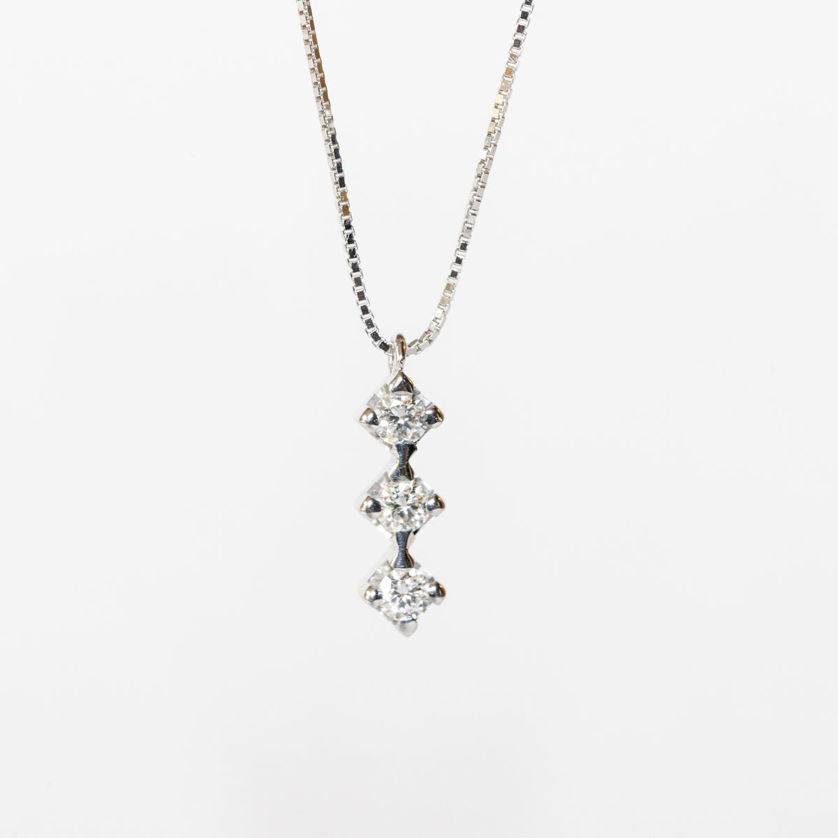 18kt white gold necklace with diamond trilogy