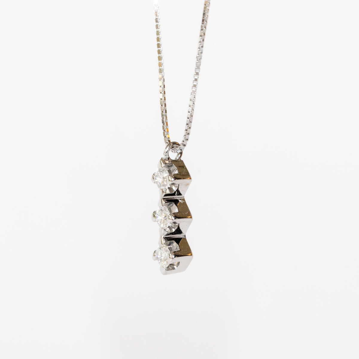 18kt white gold necklace with diamond trilogy