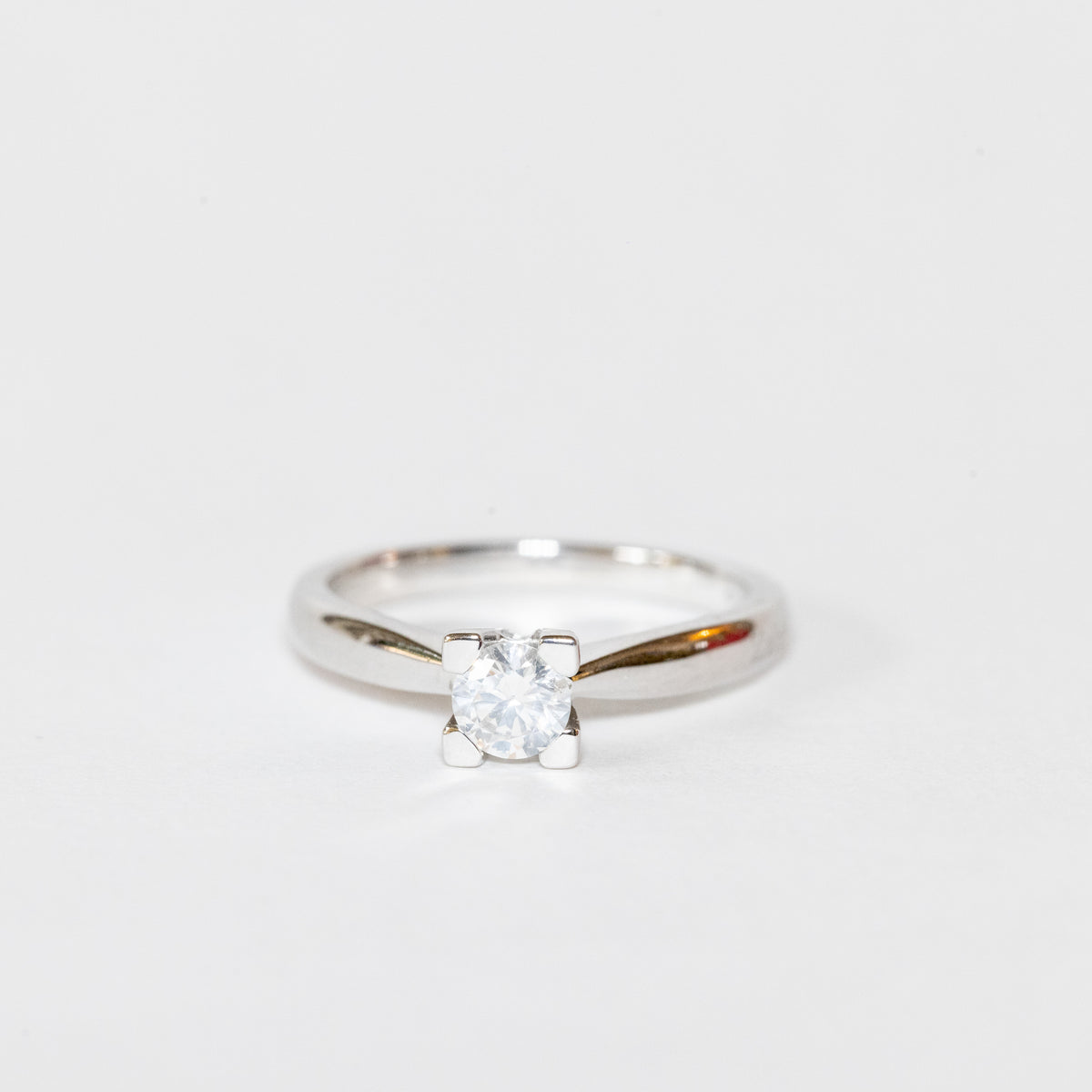 18kt white gold solitaire ring with diamond