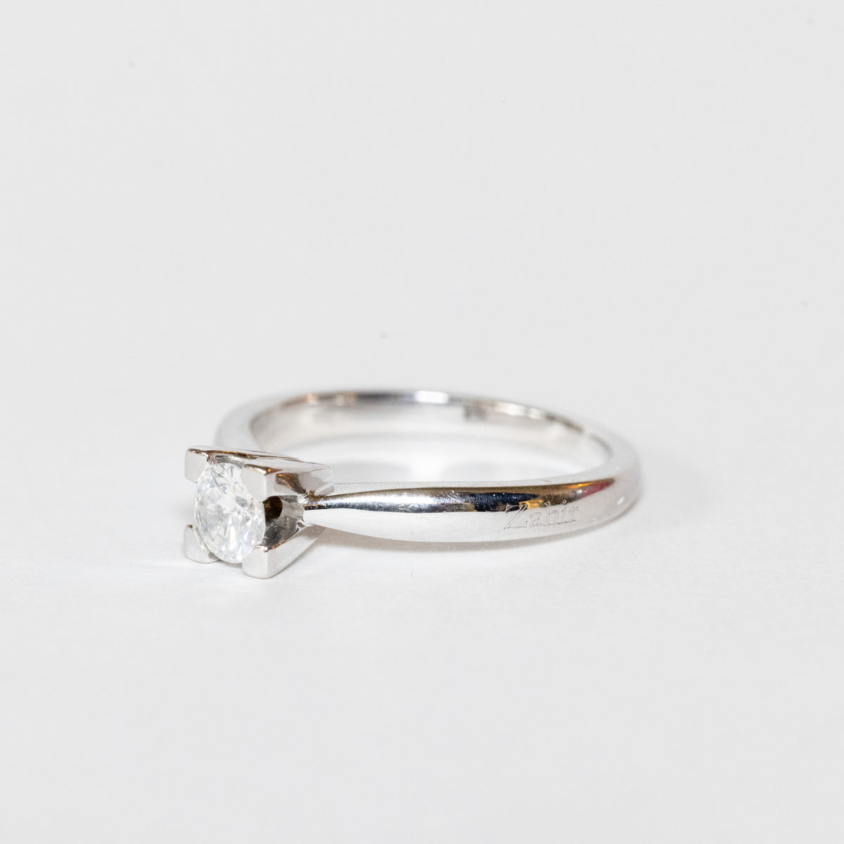 18kt white gold solitaire ring with diamond