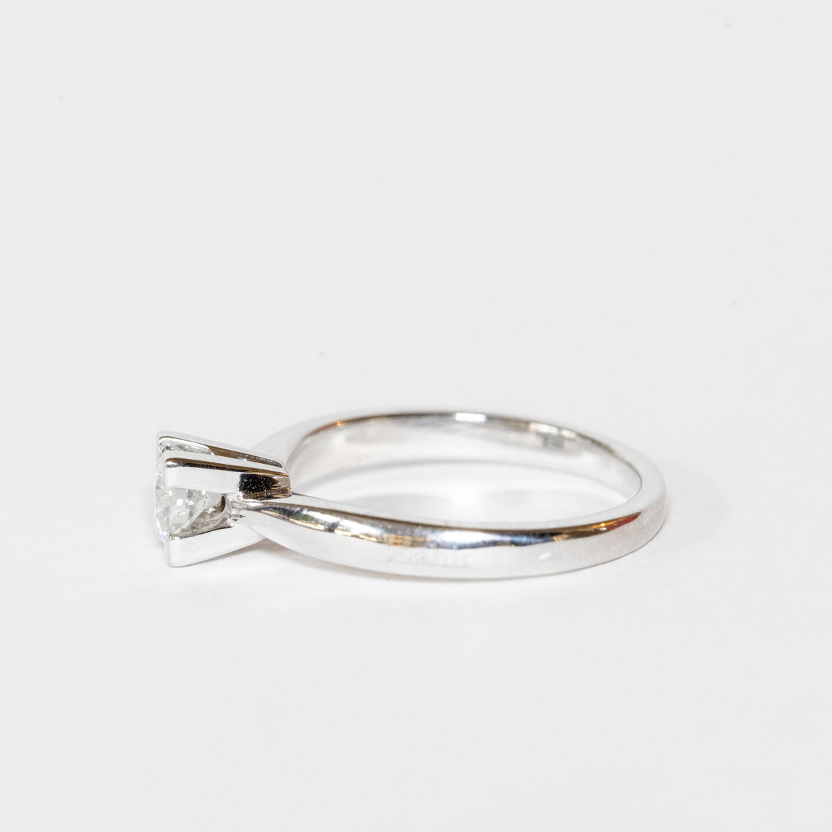 18kt white gold solitaire ring with diamond