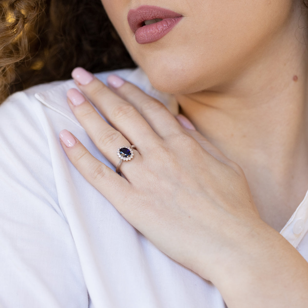 18kt white gold ring with oval sapphire and diamond ring