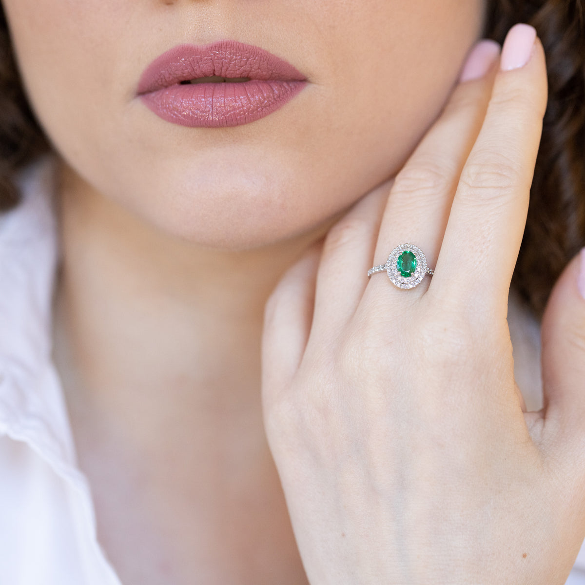 Anello in oro bianco 18 kt con smeraldo e doppio di diamanti