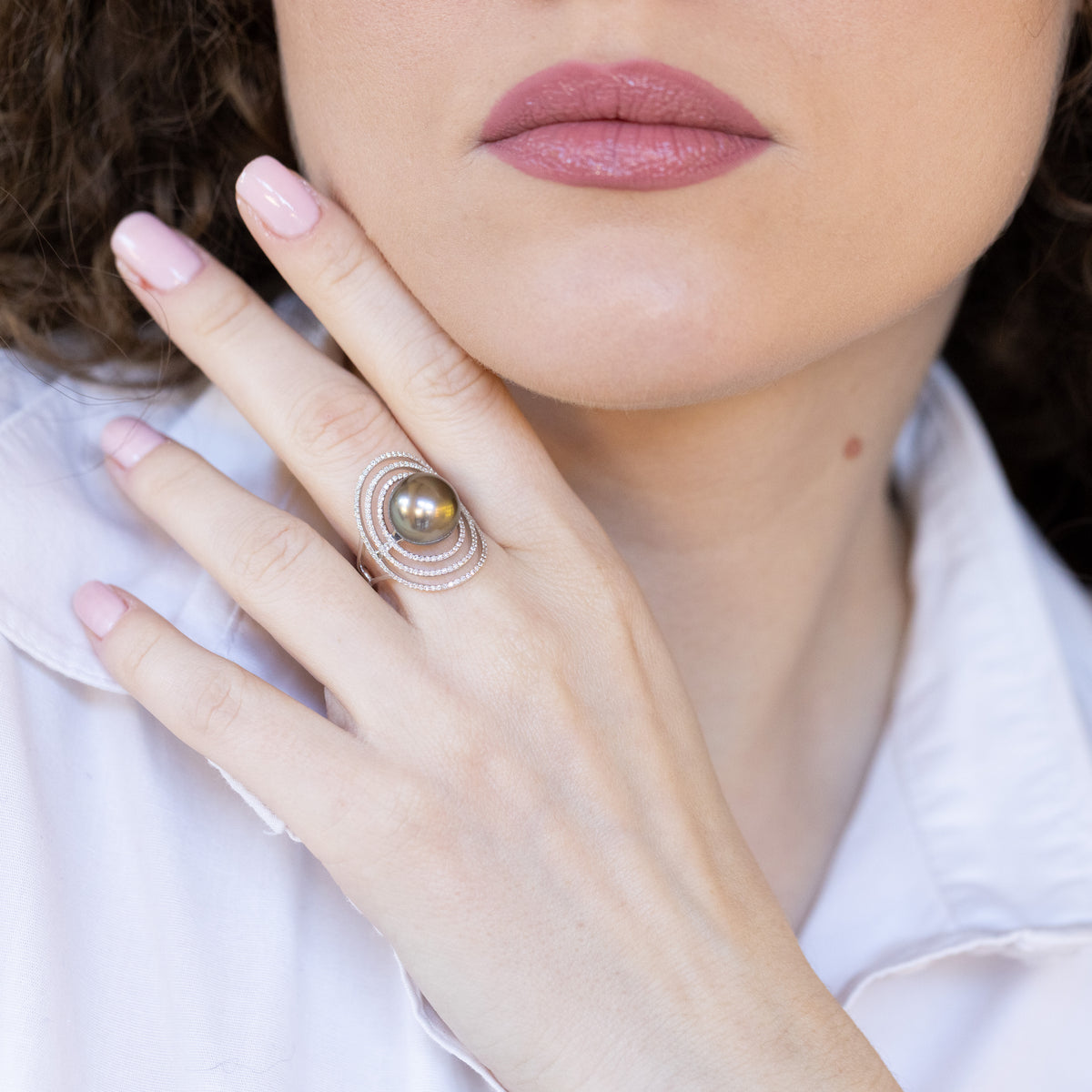 18kt white gold ring with Tahitian pearl and diamond surround