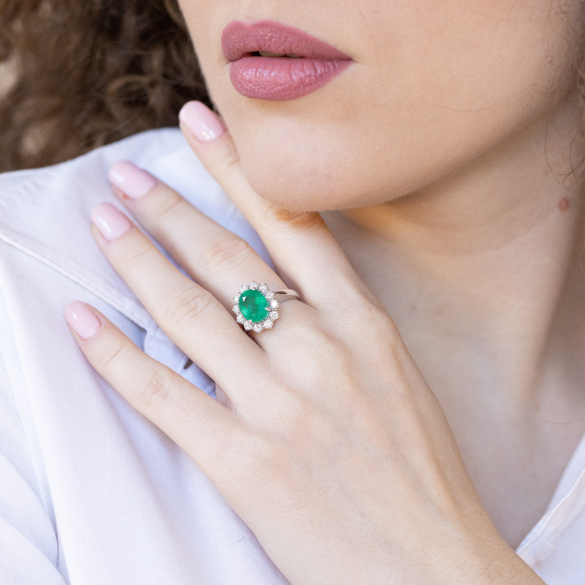 Anello in Oro Bianco 18kt con Smeraldo Centrale e contornato in Diamanti