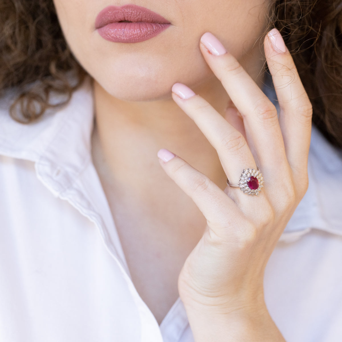 Anello in Oro Bianco 18 kt con Rubino centrale e doppio giro di Diamanti