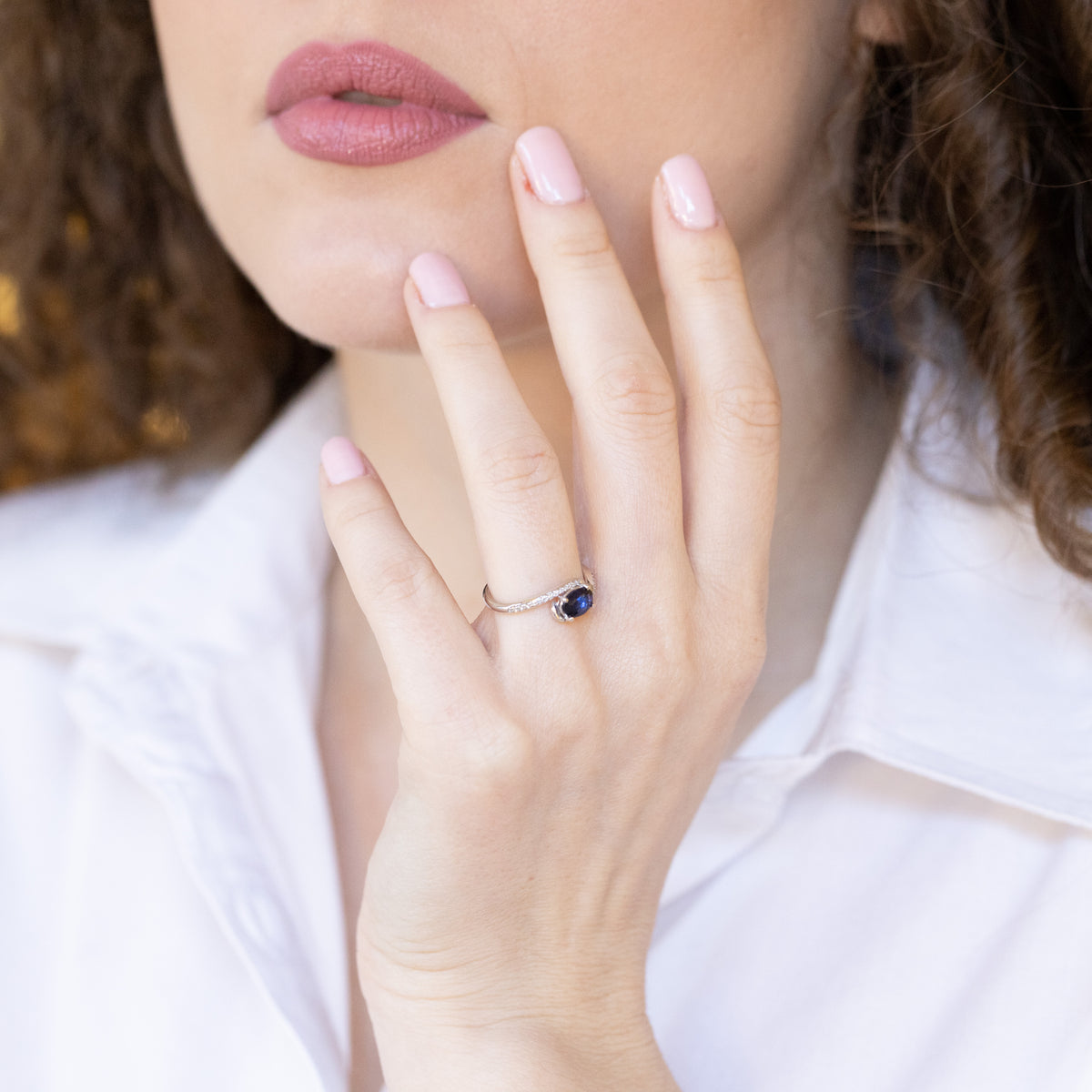 Anello in Oro Bianco 18 kt con Zaffiro centrale e Diamanti