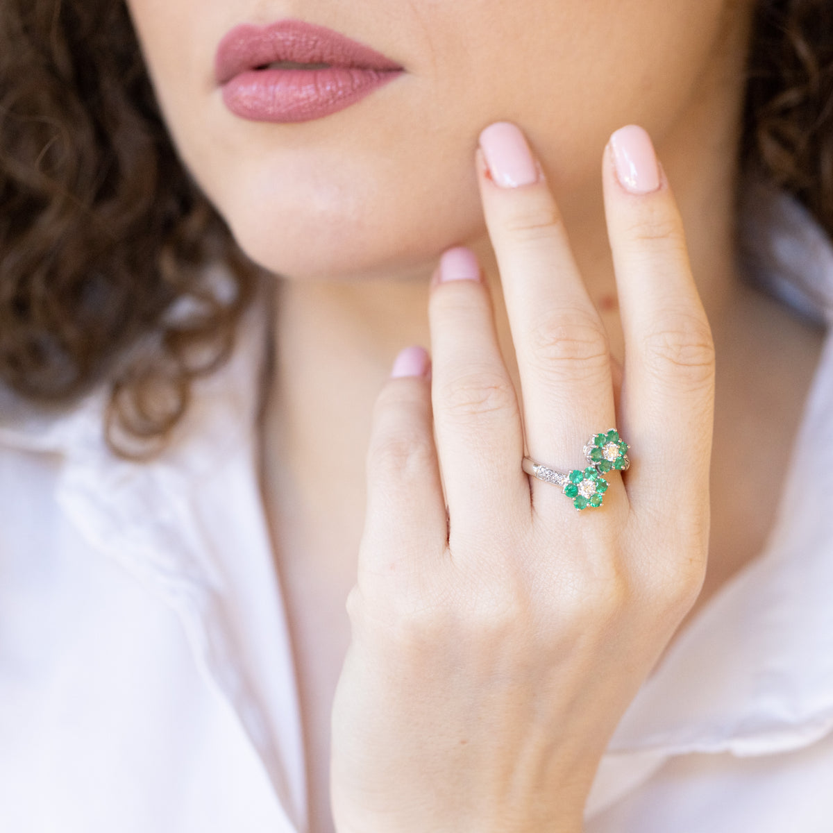 Anello Two  Green flowers in Oro Bianco 18kt  con Smeraldo e diamanti