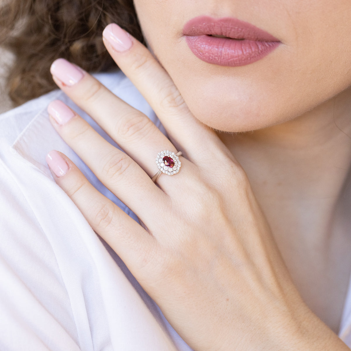 Anello in Oro Bianco 18 kt con Rubino centrale e doppio giro di diamanti