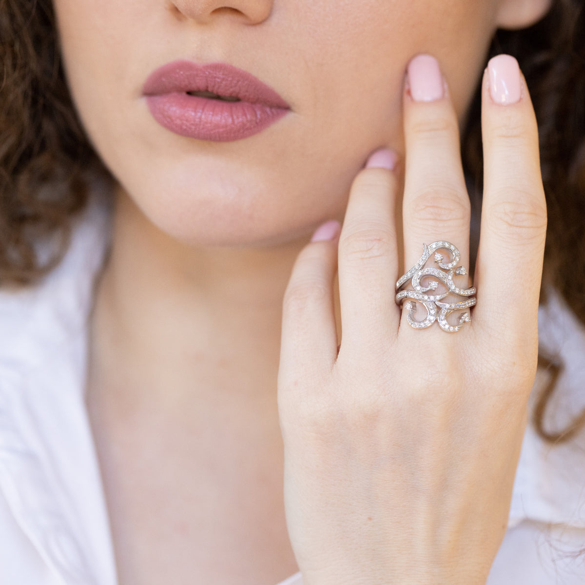 Fantasia ring in 18 kt white gold and diamonds