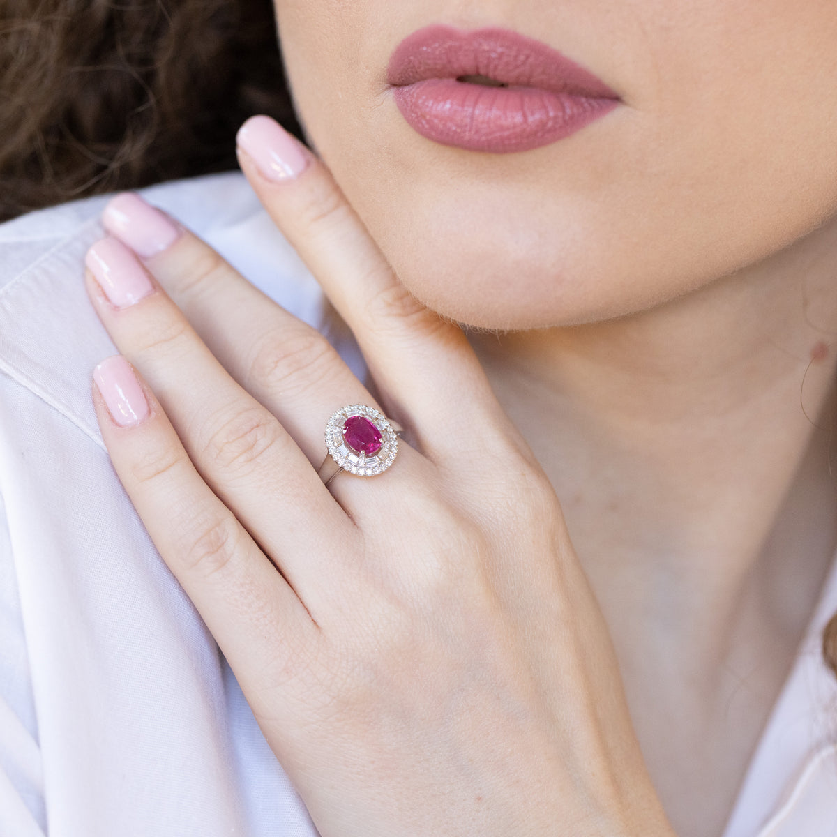 Anello in oro bianco 18 kt con rubino e doppio giro di diamanti illusion