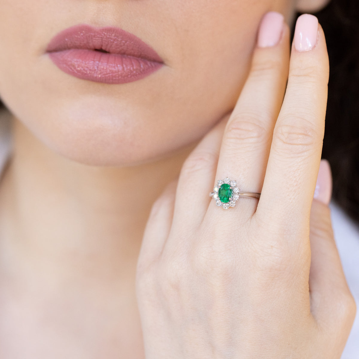 Anello in oro bianco 18 kt con smeraldo centrale e giro di diamanti