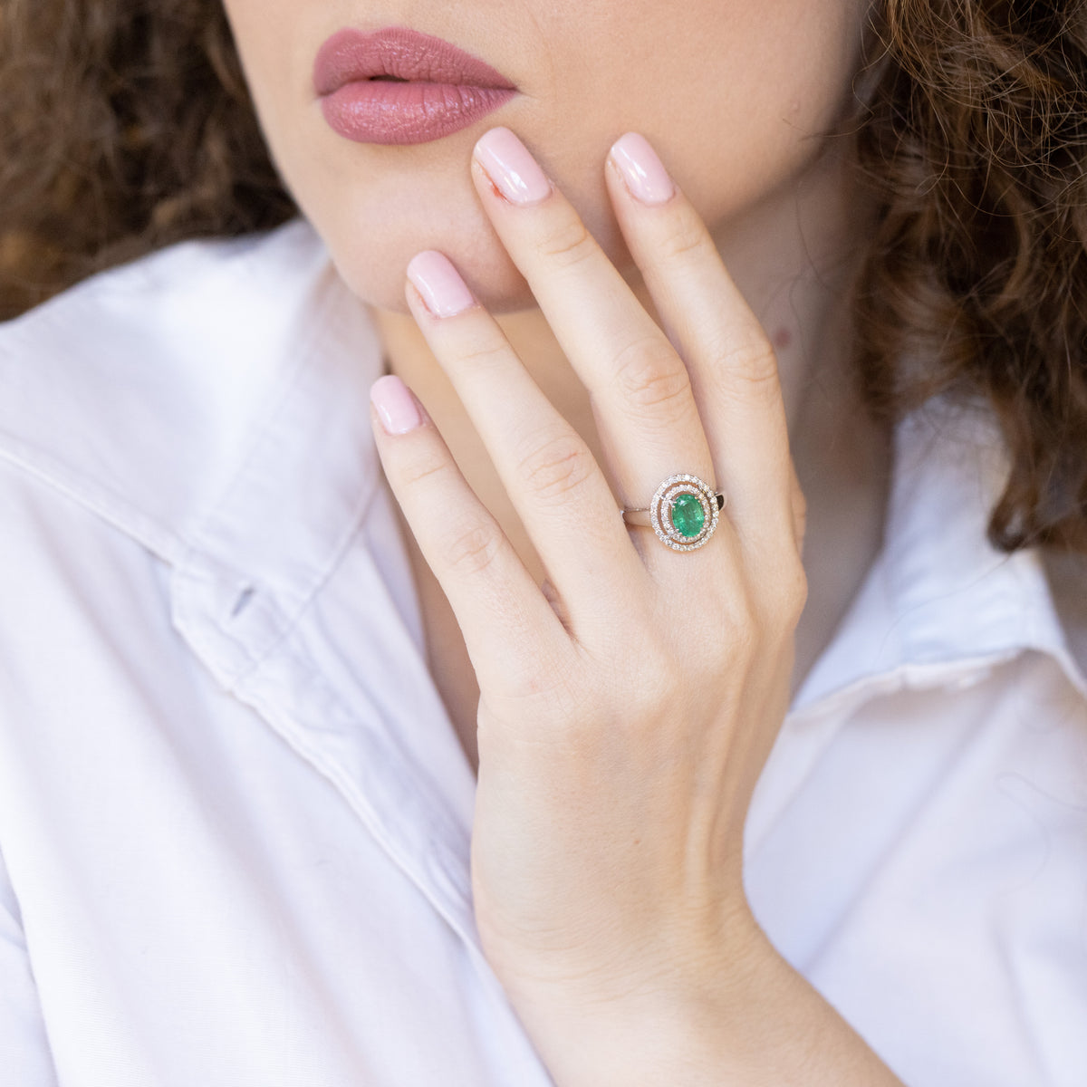 Anello in oro bianco 18 kt con smeraldo e doppio giro di diamanti