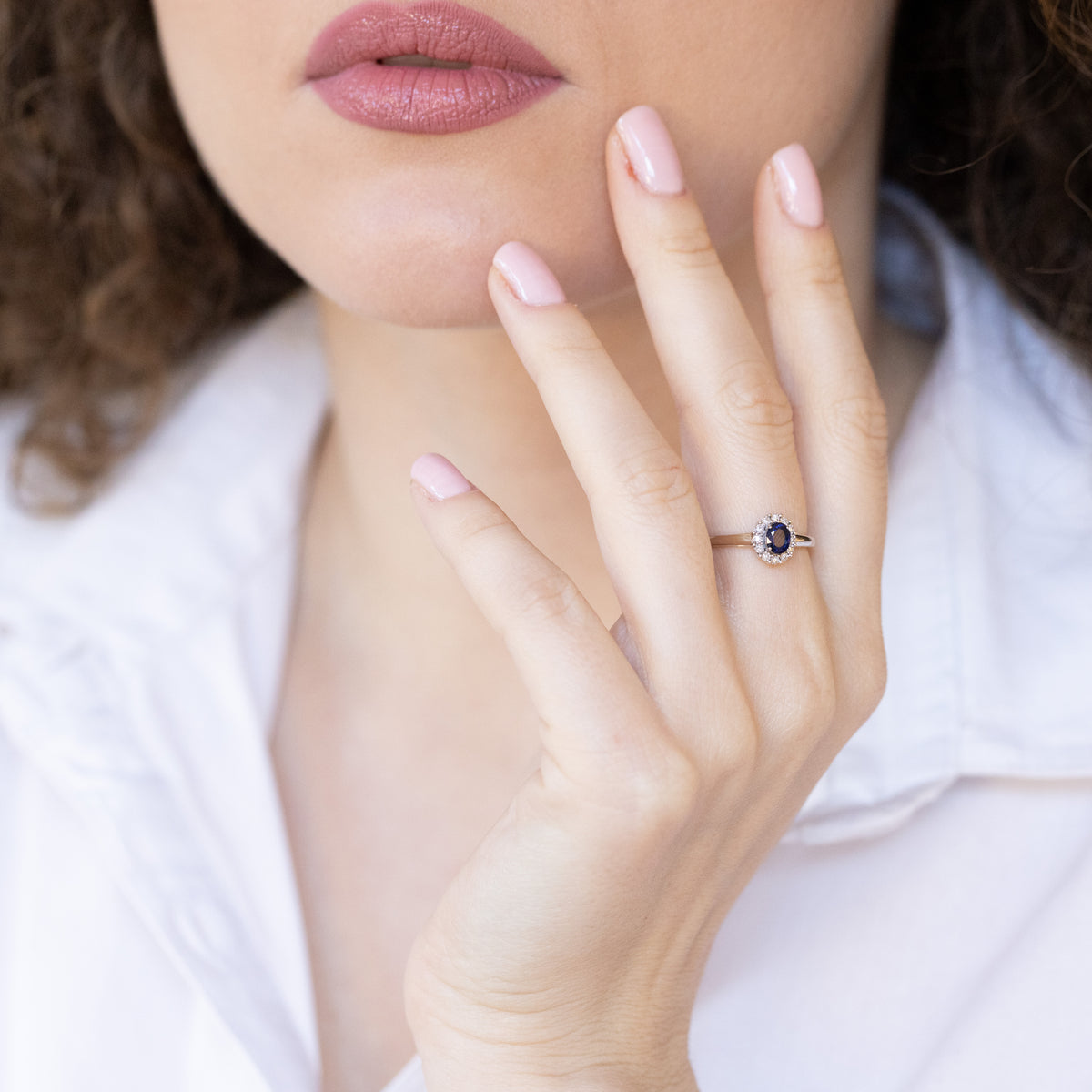 Anello in oro bianco 18 kt con zaffiro e giro di diamanti