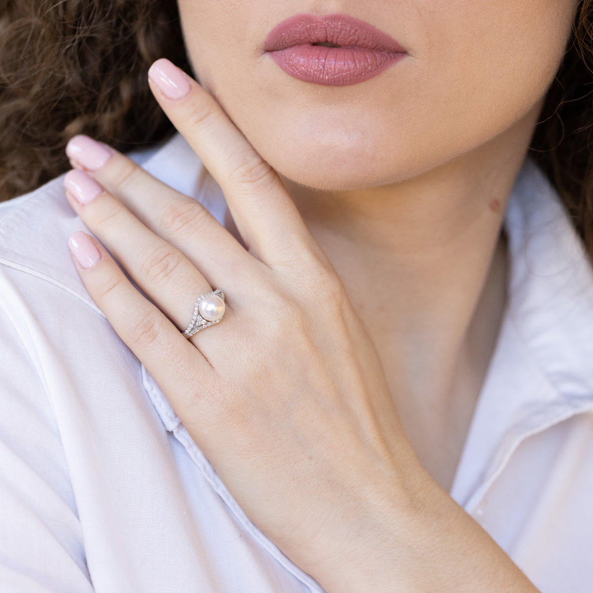 18kt white gold ring with akoya pearl and diamond surround