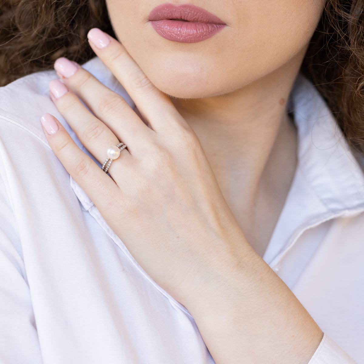 18kt white gold split setting ring with akoya pearl and diamonds