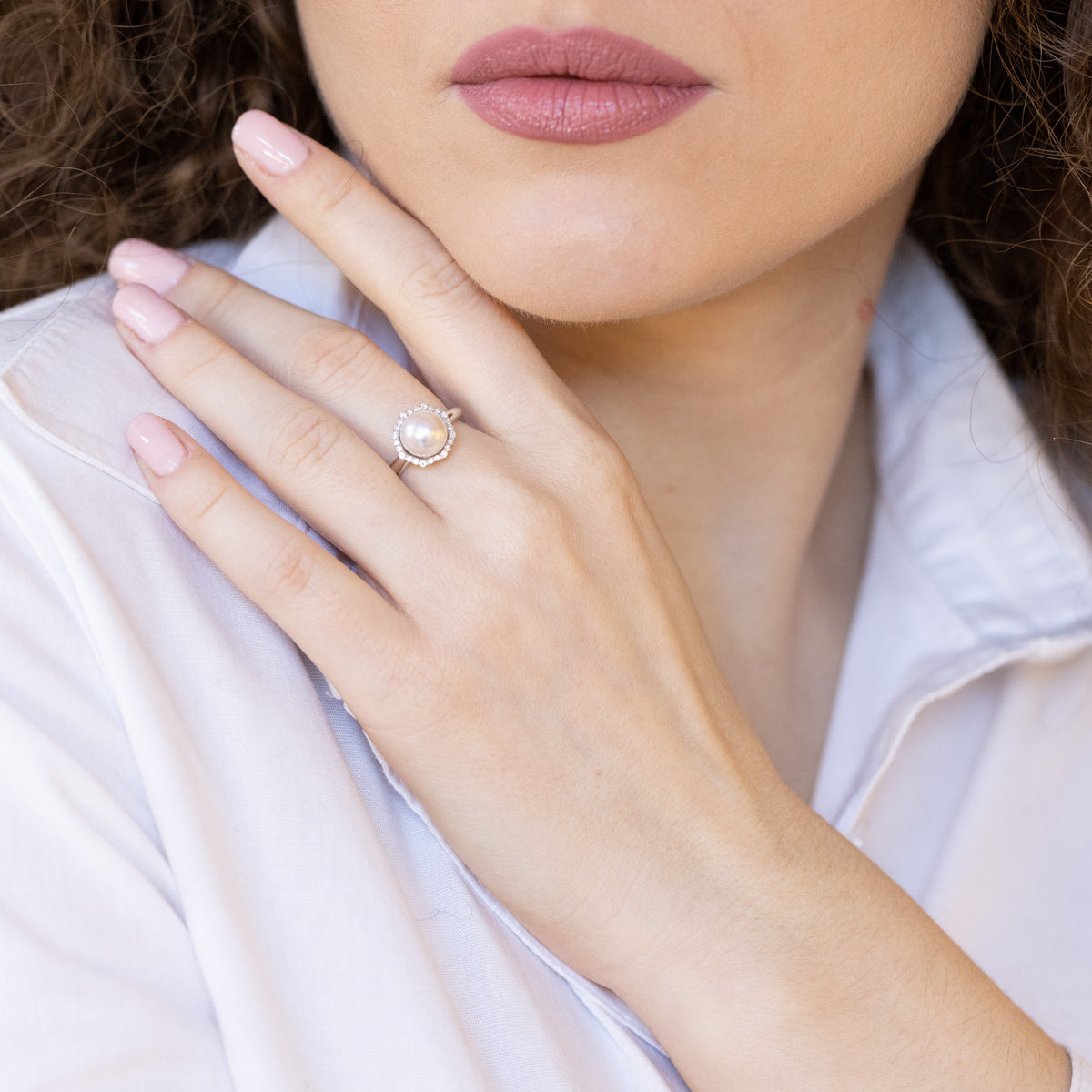 Anello in oro bianco 18 kt con perla akoya e contorno ottagonale di diamanti