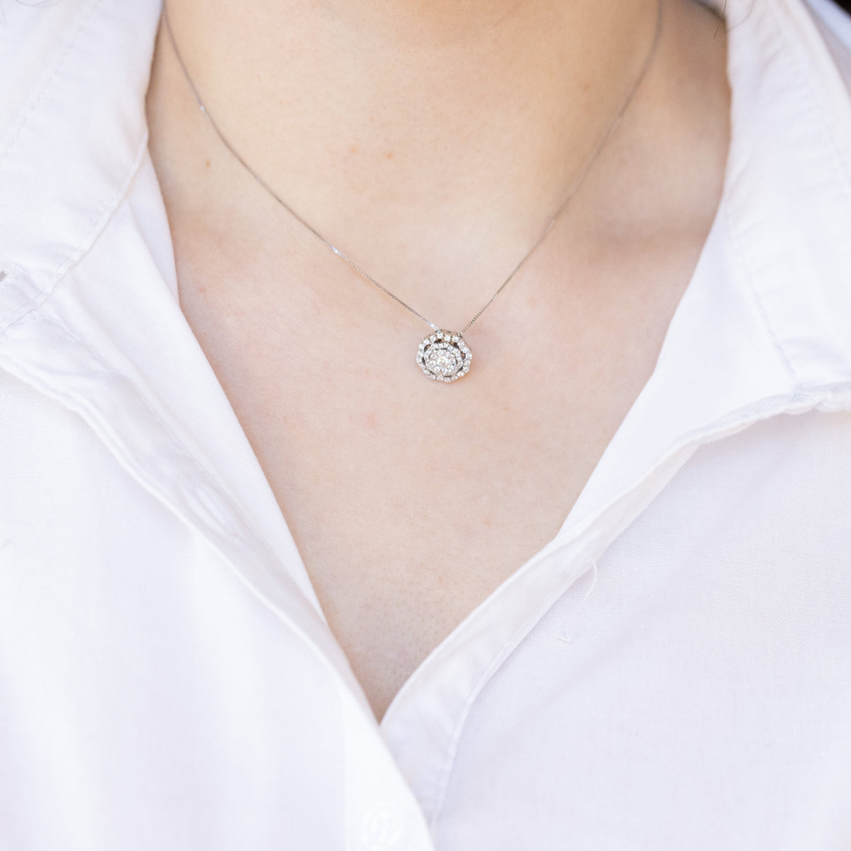 18kt white gold necklace with diamond pavé flower