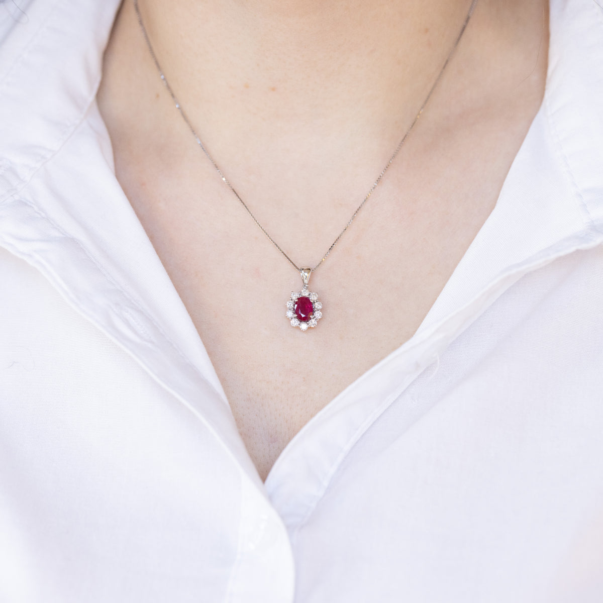 18kt white gold necklace with oval ruby ​​and diamond ring