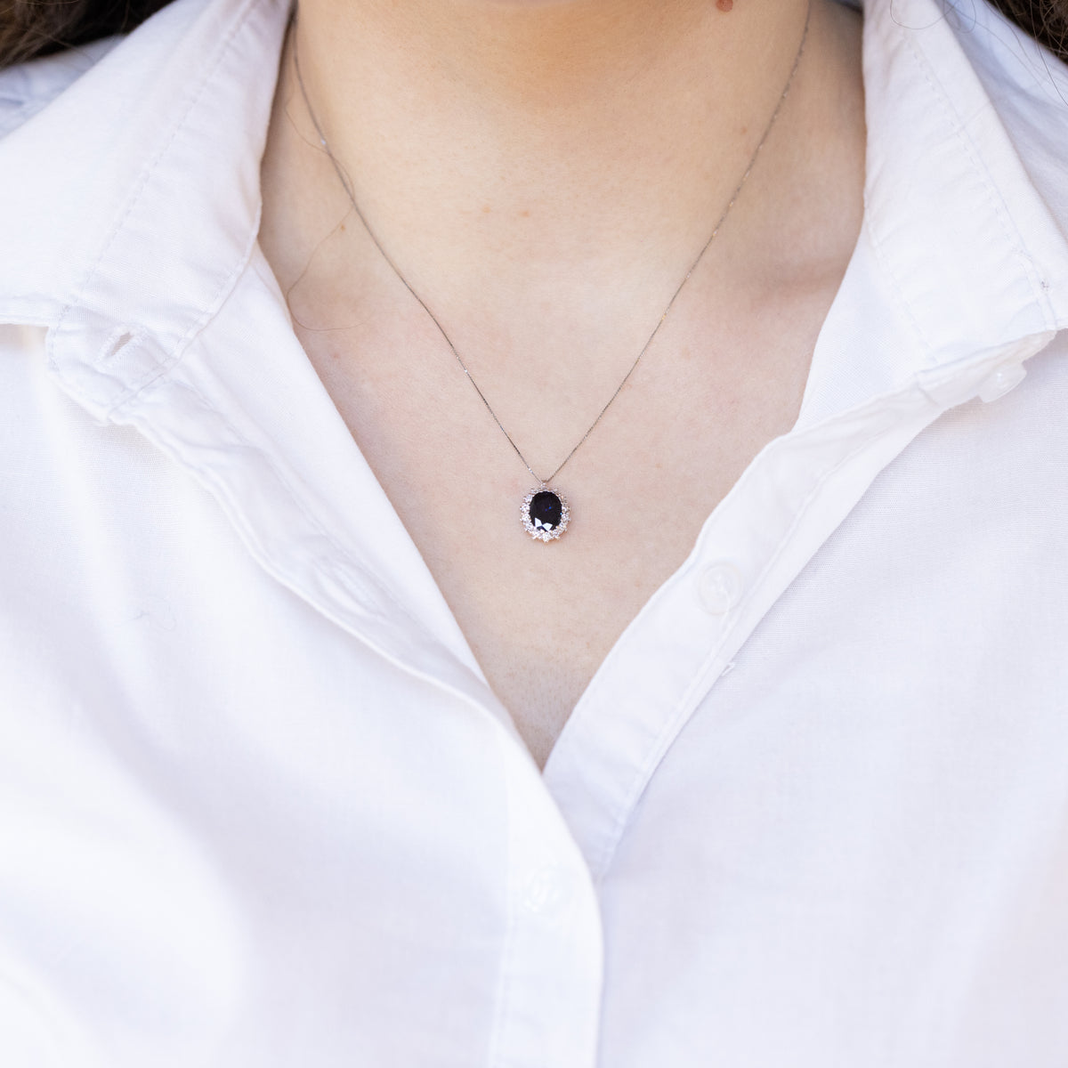 18kt white gold necklace with sapphire and diamond ring