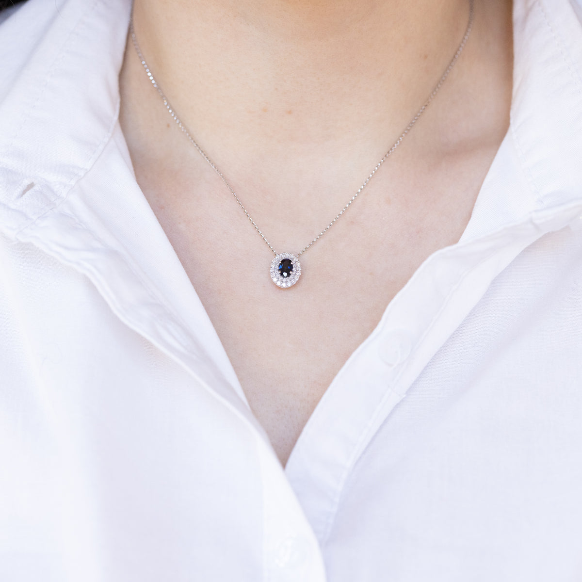 18kt white gold necklace with sapphire and double row of diamonds