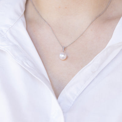 Collana in oro bianco 18 kt con perla akoya e diamanti