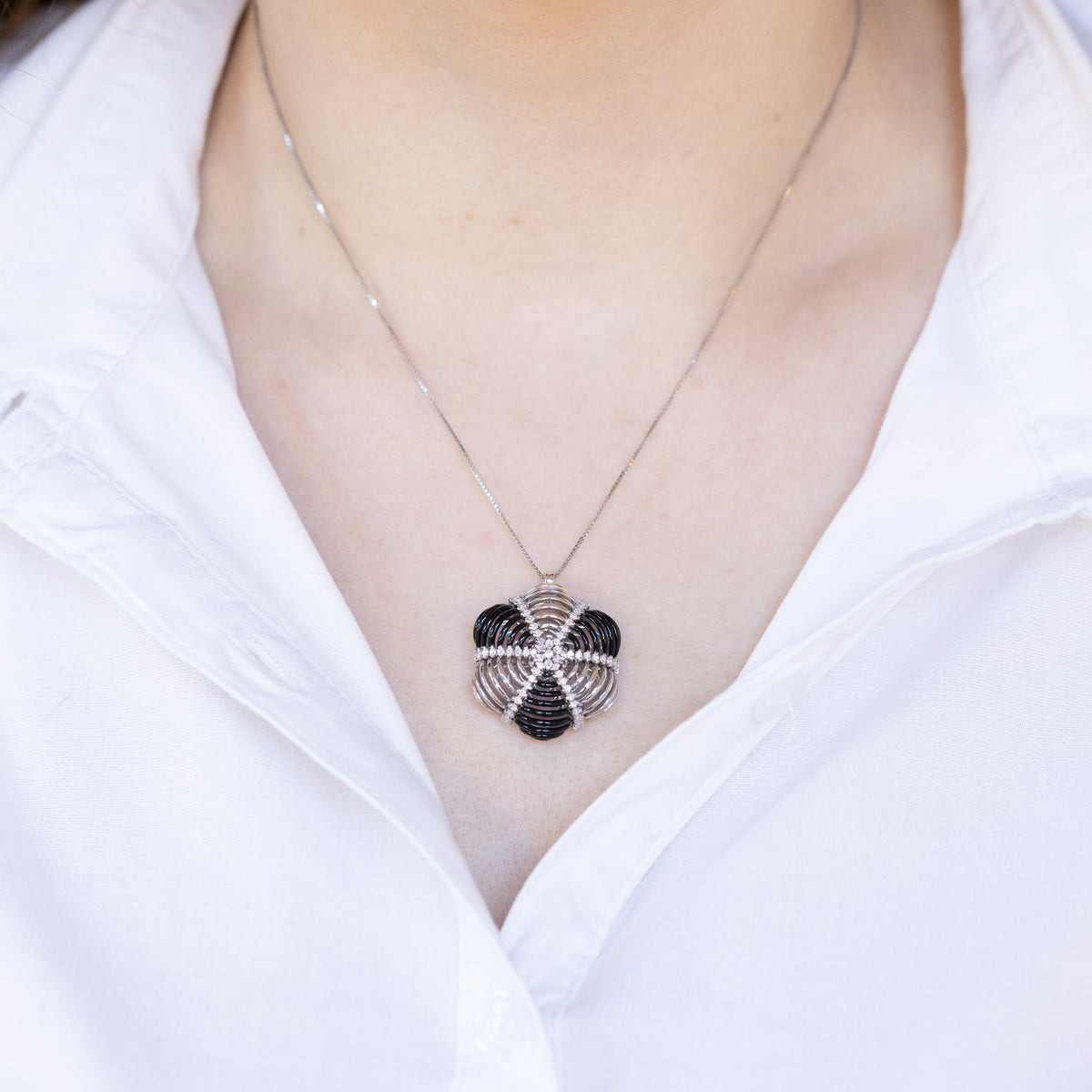 Magic Star Necklace in 18kt White Gold and Diamonds