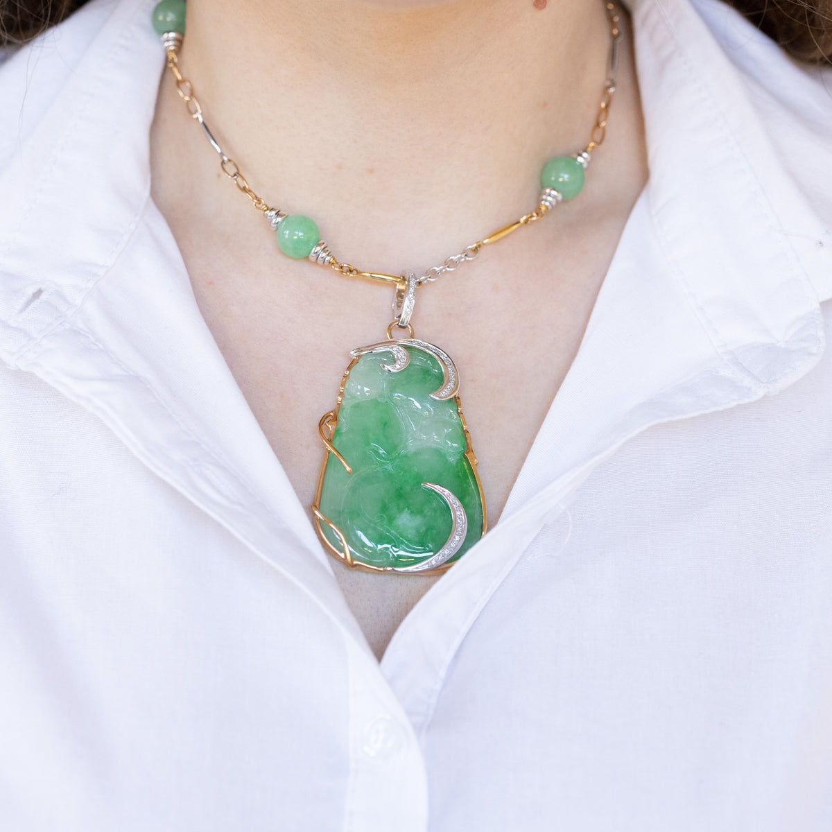 18kt white and yellow gold necklace with jade and diamonds
