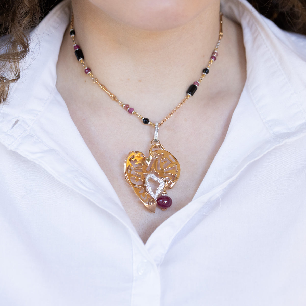 "Cuore Matto" necklace in 18 kt yellow gold with Onyx, ruby ​​root and diamonds