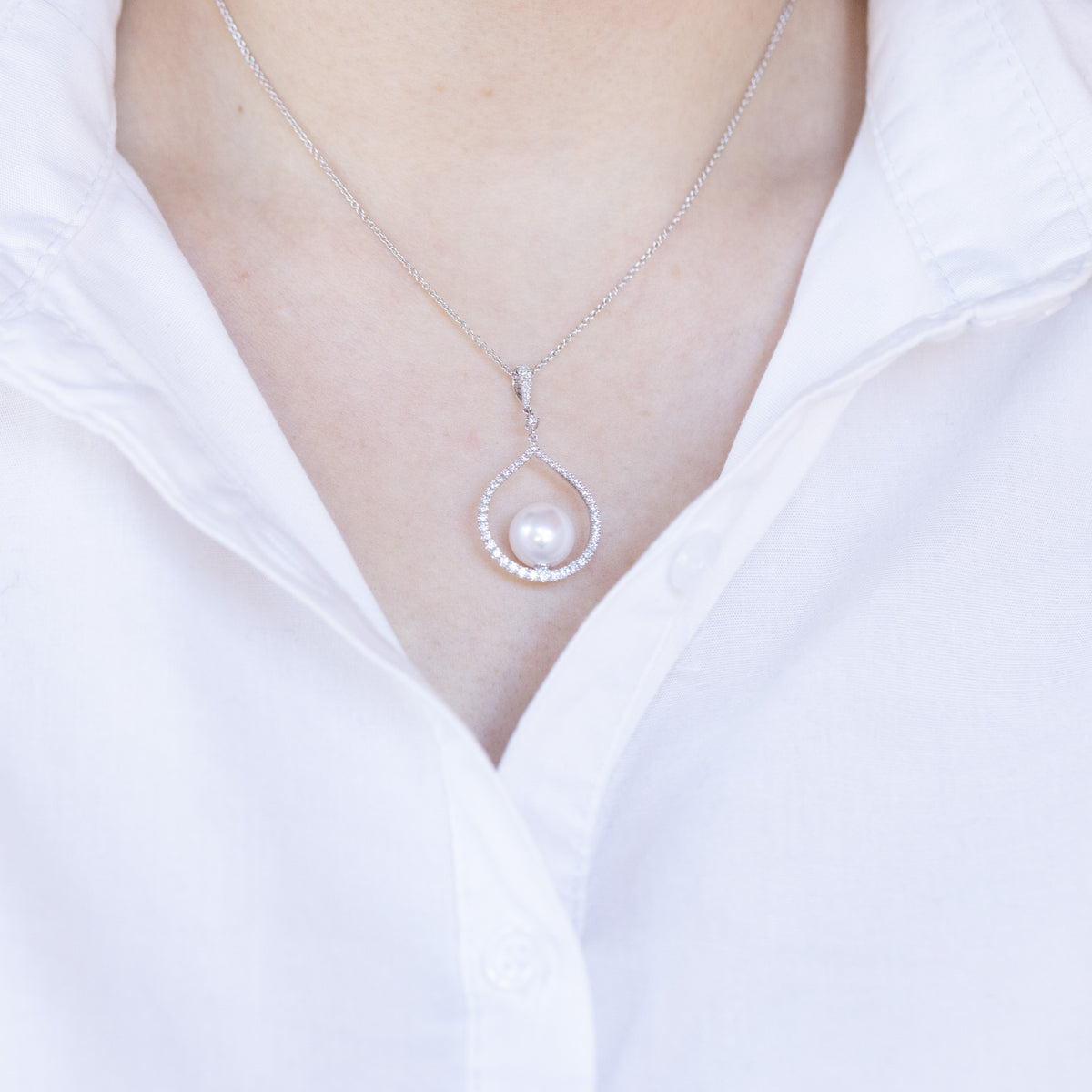 18kt White Gold Necklace with Fresh Water Pearl and Diamonds