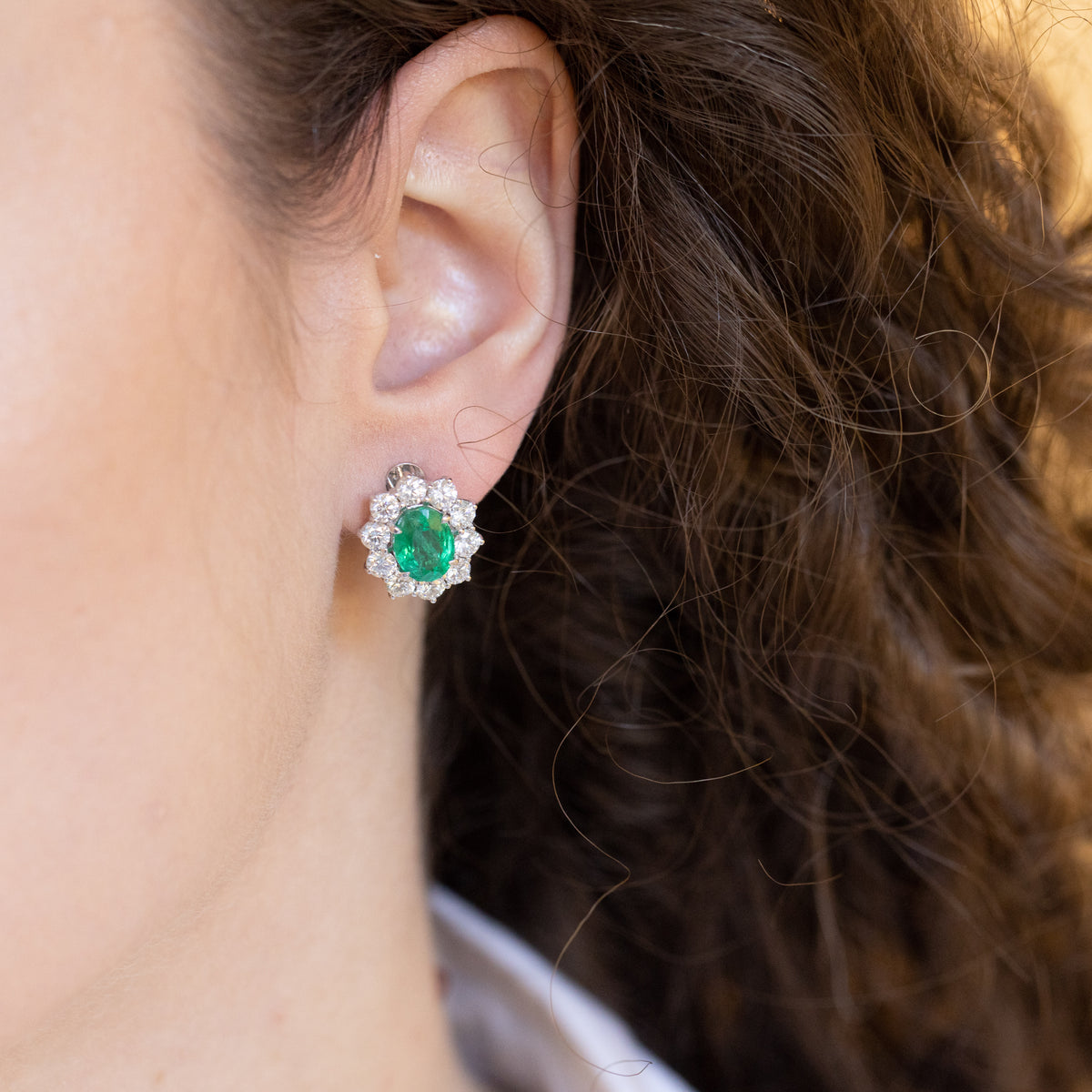 Orecchini in oro bianco 18 kt con smeraldi ovali e giro di diamanti