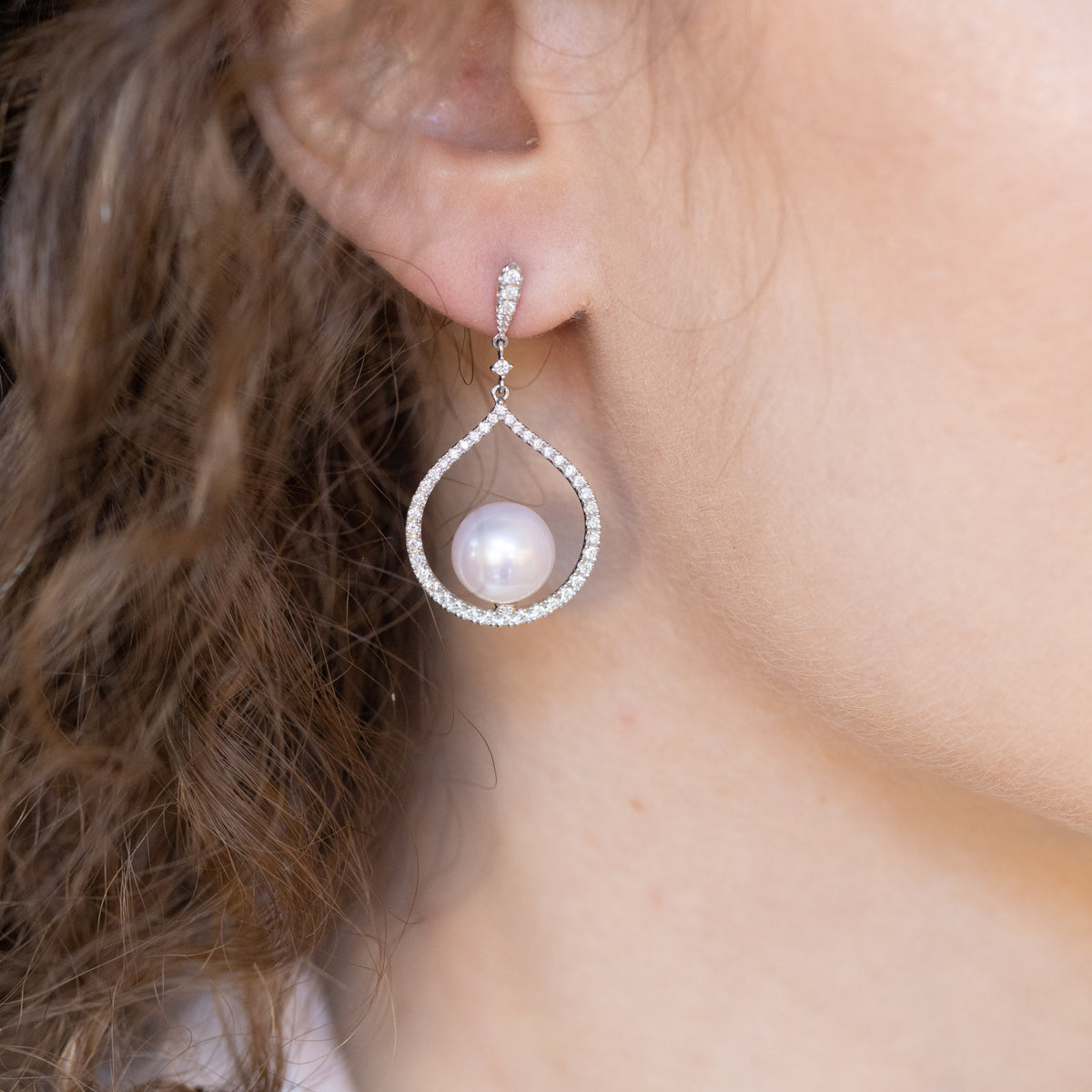 18kt white gold earrings with fresh water pearls and diamonds