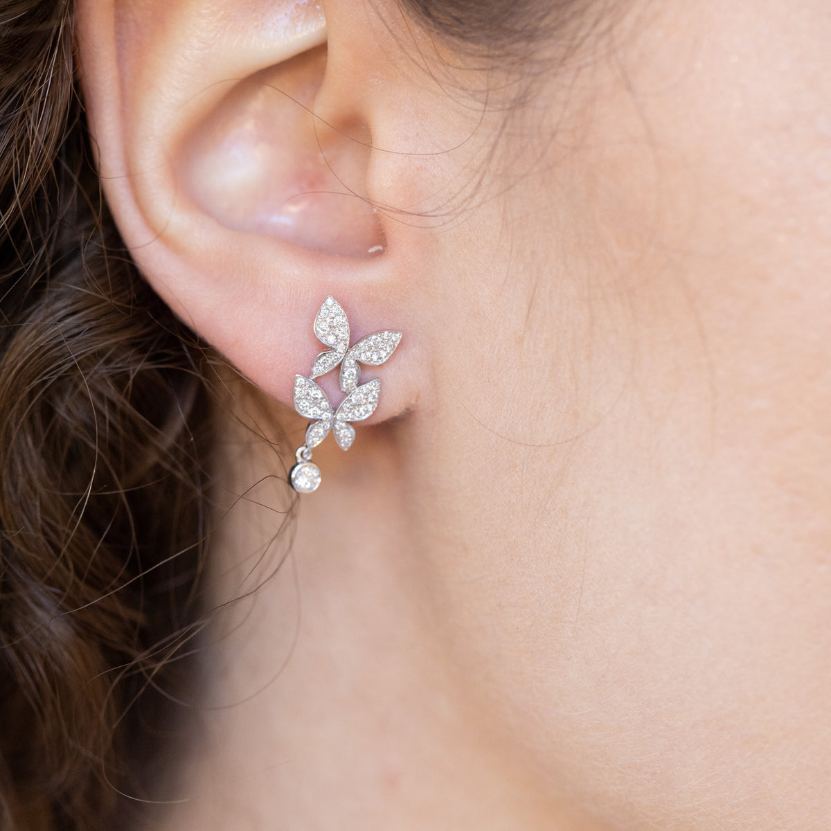 Orecchini farfalle in volo in oro bianco 18 kt e diamanti