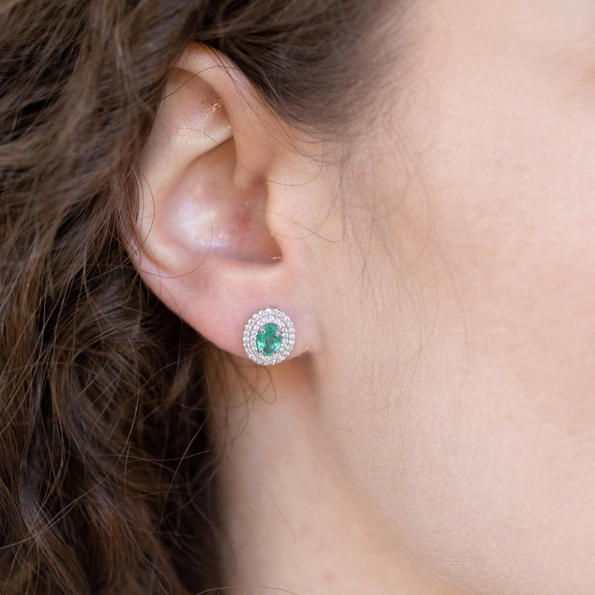 18kt white gold earrings with emeralds and double row of diamonds