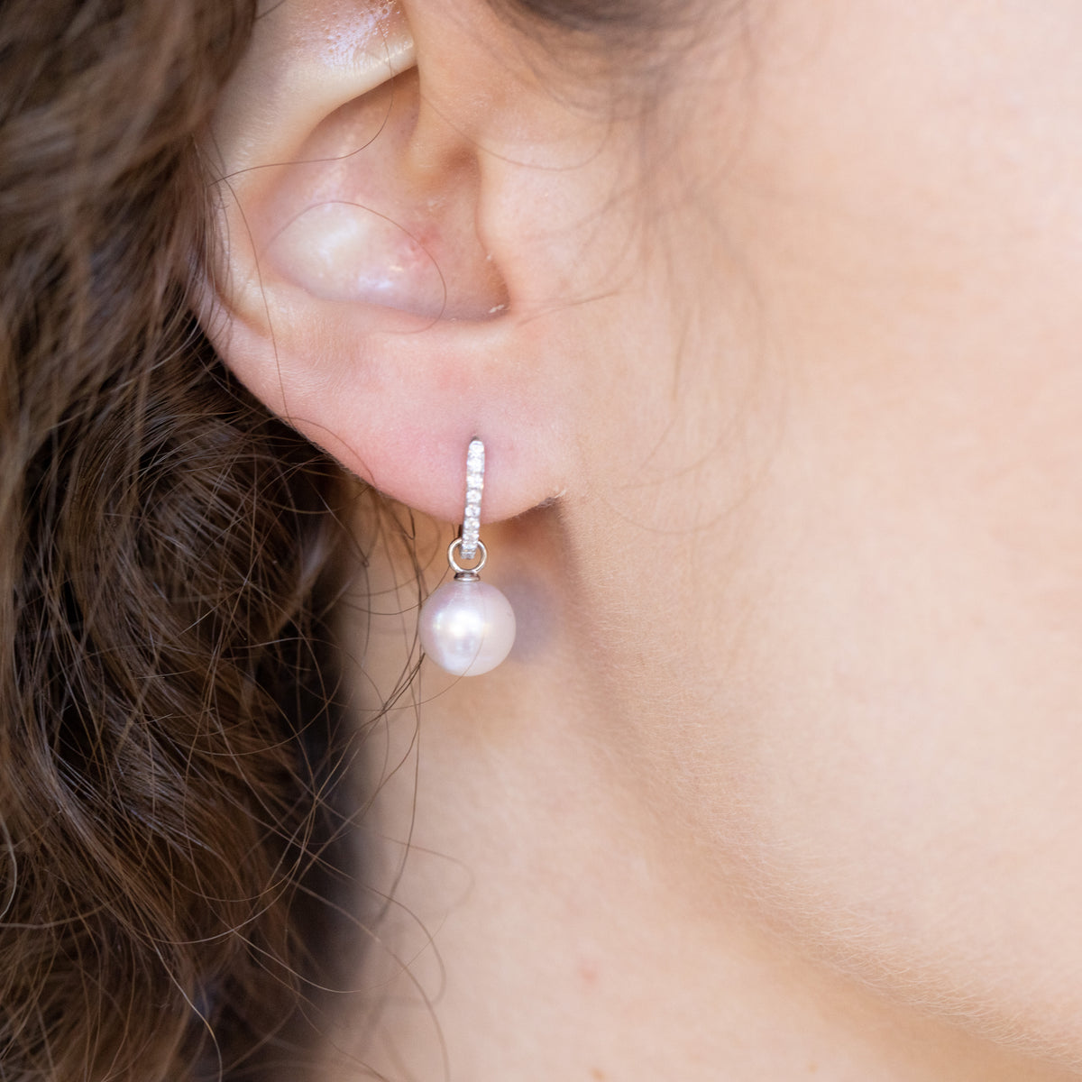 Orecchini pendenti in oro bianco 18 kt con perla akoya e diamanti