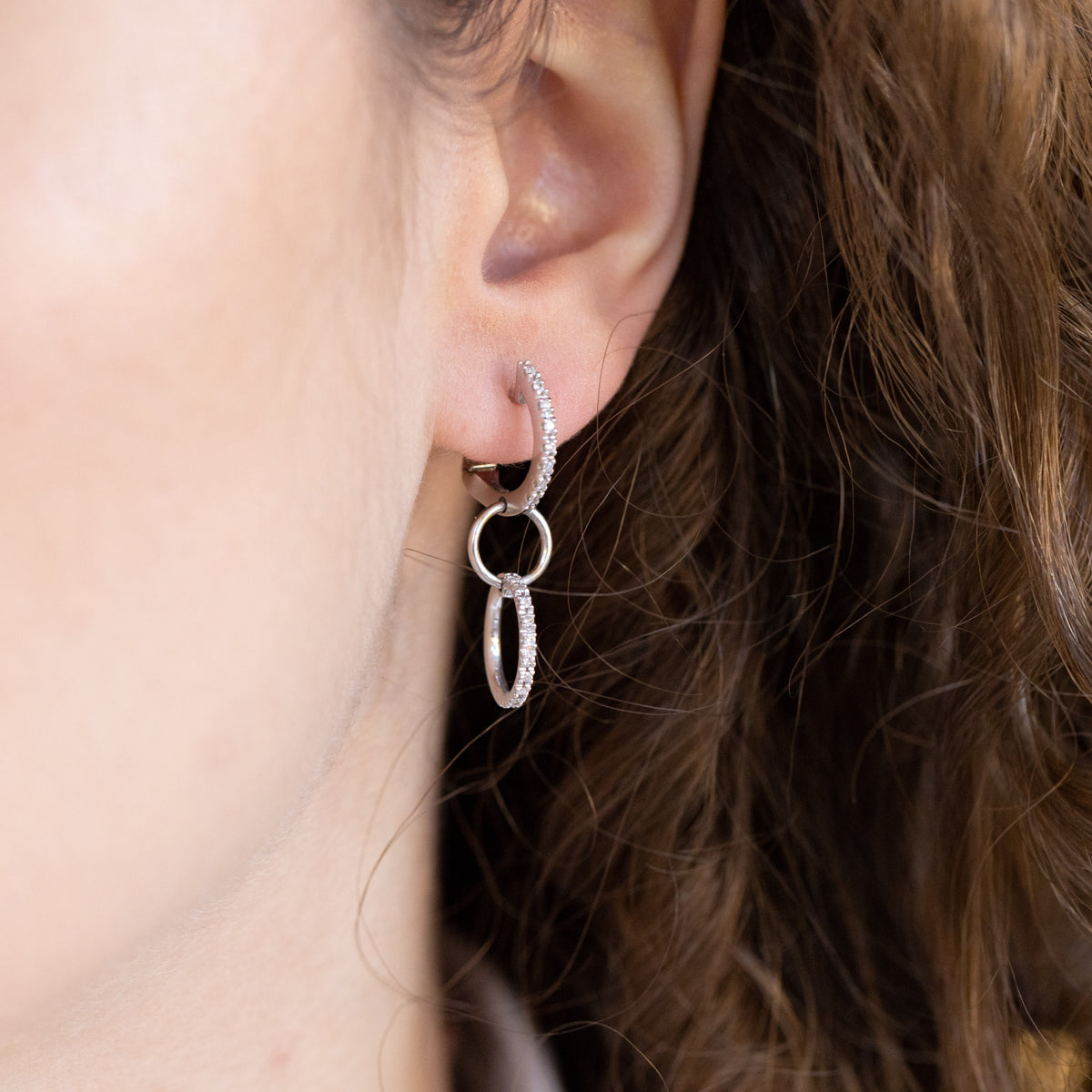 Orecchini Cerchi pendenti in oro bianco 18 kt e diamanti